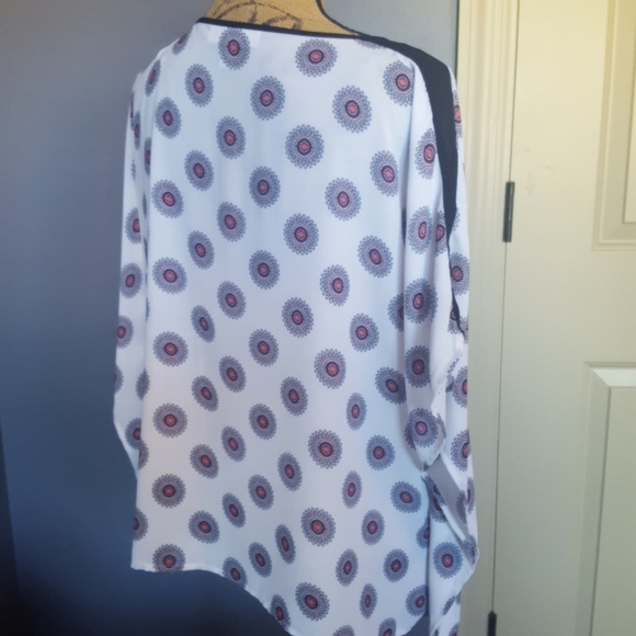 NWT White with red and black print top. - Picture 4 of 5